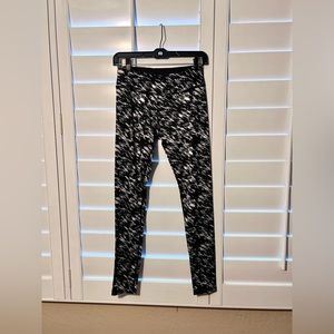 Beyond Yoga 🧘🏻‍♀️ pants. Black and white size medium. Never worn.